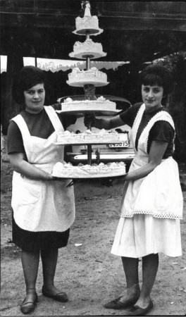 Mercedes y Tití de Ca´Lluques con la tarta de la boda de su hermana Angelita.